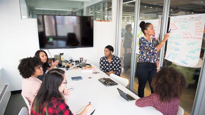 本科生|免费心理咨询热线：职场中容易出现哪些心理困境？