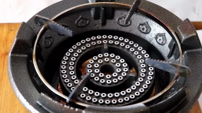 灶台不管有多脏，现在教你一招，瞬间灶台光亮如新，和新买的一样