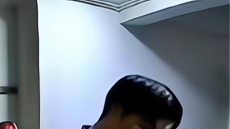 浙江：男子楼道偷闻女士鞋子，全程被拍下，真的很“恶心”