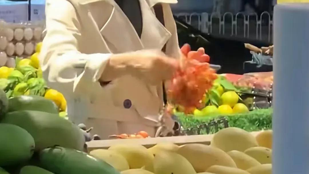 “有人去超市囤货，你这是去超市解压去了。”