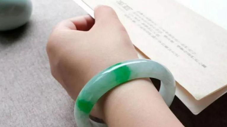 翡翠手镯|挑选翡翠手镯时，注意好这几个方面，就能选出适合自己的