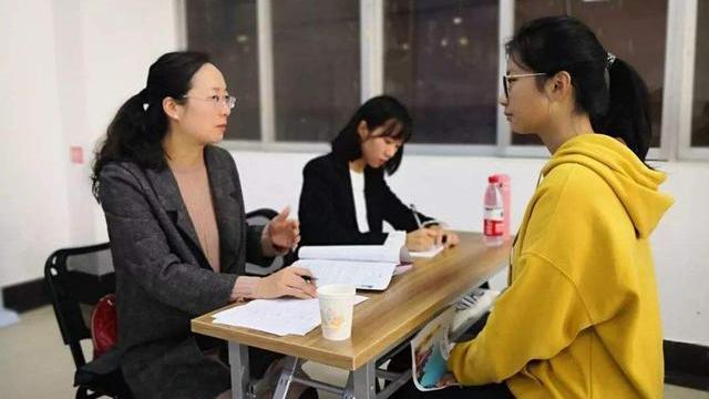 求职|毕业季学生迎来“云面试”，网络问题频出，机会不少全是尴尬