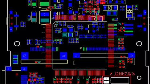 晶振为什么不能放置在PCB边缘？
