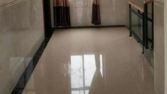 同学50万的别墅，豪华霸气，沙发就花5万！只是荒山野岭太吓人！