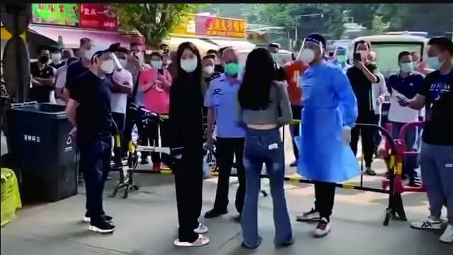 广州2名女子手被反绑跪地？结局让人很解气