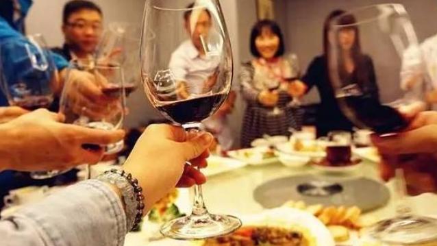 回顾：女子聚会醉酒，31岁男子送女子回家，到家后偷偷爬上床