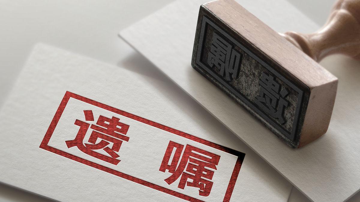 弟弟和弟媳离婚了，儿子归弟媳，弟弟去世后留下的遗产应该归谁？