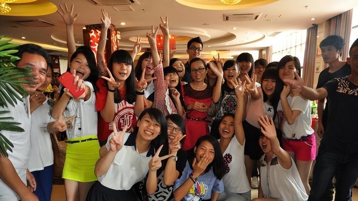“25人消费上万元”，同学聚会，结束后提议人要求AA制错了吗？