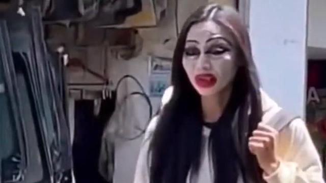 广西桂林1女子，妆容怪异吓坏路人，网友：曾是模特，后来为情所伤
