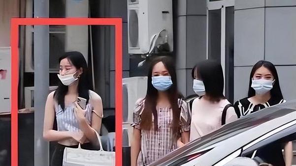 女孩着装清凉，逛街遭大妈谩骂纪实，路人打抱不平：你少管闲事！
