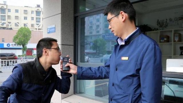 “下班也别喝酒了”！公务员迎来“禁酒令”，网友对此支持不已