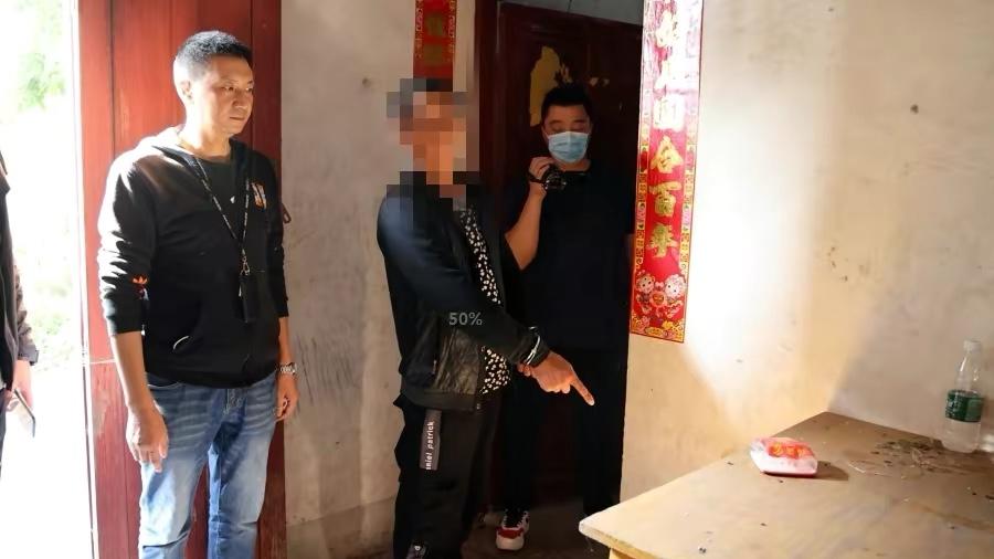 四川广安，男子14岁盗窃稻谷卖给女邻居时，因拒绝分期付款杀人