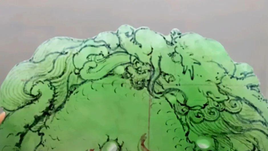 翡翠|飘绿的翡翠手镯心，玉雕师却有不一样的想法，起货后太特别了！