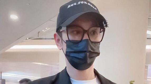 杨芸晴|杨芸晴在机场收礼物被吐槽！直接蹲地上收拾，东西太多装满一大袋