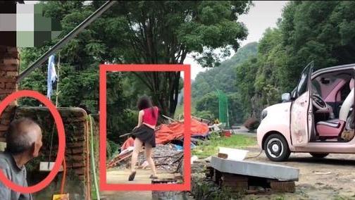 女子乡间路边停车，一身短裙露脐，下车后狂飙热舞，大爷淡定目视