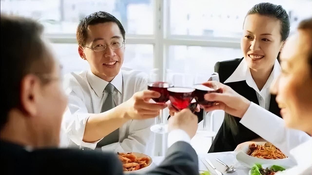 秘书|我去给别人敬酒的时候，他竟然说我不够格，我该怎么化解？