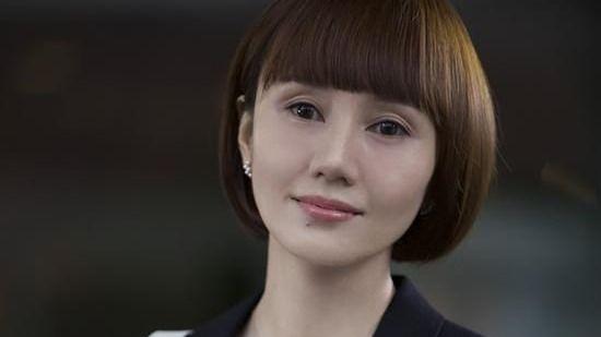 发型 50岁女人想显年轻别太刻意，4种“发型”要远离，扮嫩痕迹太重了