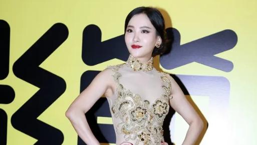 央视|她曾被央视赶下舞台，绯闻不断演戏难红，她到底是有多悲催