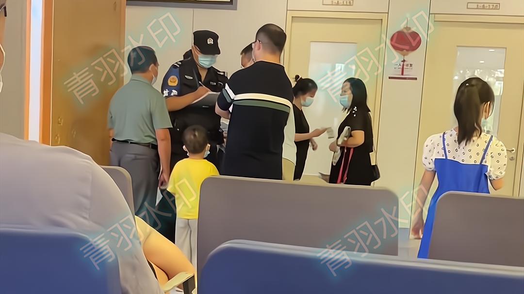 得知自己孩子被欺负，男子将另一小孩打哭，面对民警都不认错