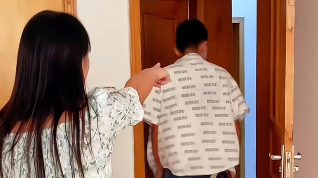 男子与妻子吵架后离家出走，彻夜未归，在楼梯间走廊睡了一夜