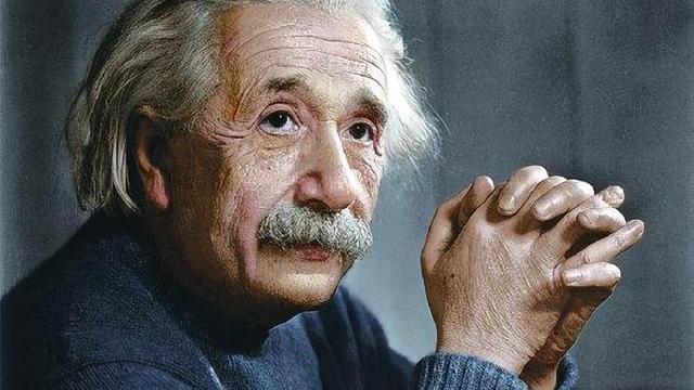 爱因斯坦为何只有半身照？看完原版全身照，网友：下半身辣眼睛