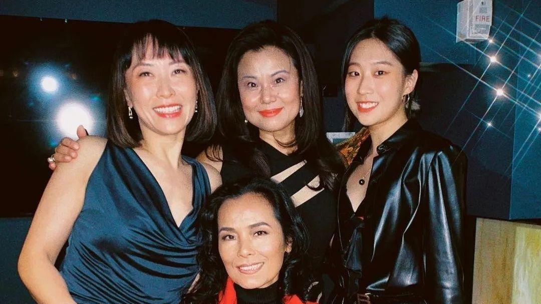 |59岁韦唯近况曝光，定居泰国安享晚年，3个混血儿子超帅气