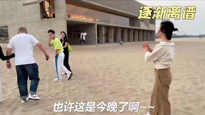 阿雅|粉丝偶遇阿雅求合影，不愧是练家子，几句话把粉丝吓的掩面而逃