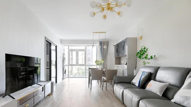 越来越多人不吊顶，不做背景墙，看看她家，明亮宽敞，以后照着装