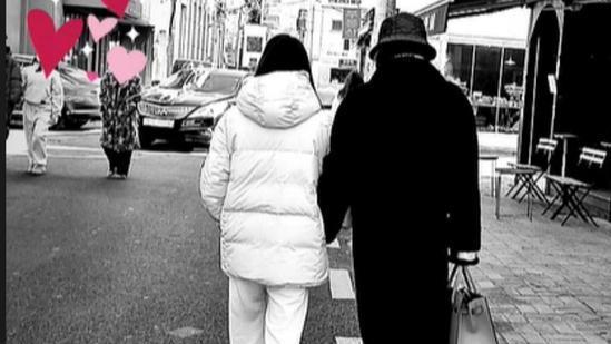 梅艳芳|金喜善分享母女背影合照，14岁身高与妈妈并肩