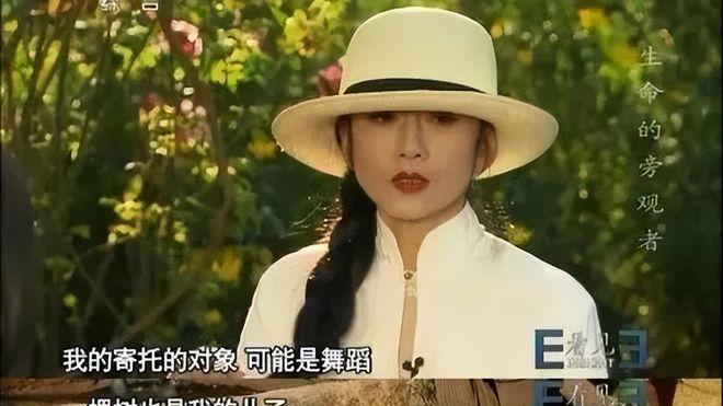 杨丽萍|杨丽萍：30年不吃米饭，40年不生育，靠助理洗澡，如今63岁开荤了？