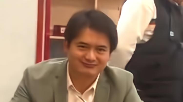 周润发|男子偶遇“周润发”吃宵夜，直呼太像了，网友：我看你更像马东锡