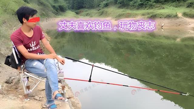 |丈夫钓鱼扭伤腰，在地板上爬行，妻子不帮忙还冷嘲热讽：他活该