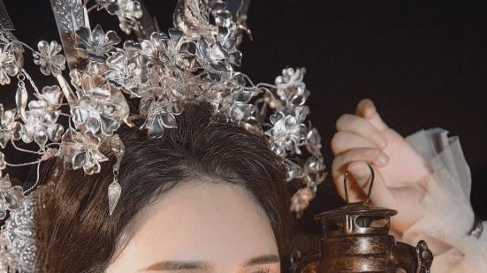 张纪中|70岁张纪中罕见晒照，小娇妻身穿苗族纱裙露香肩，皮肤白到发光