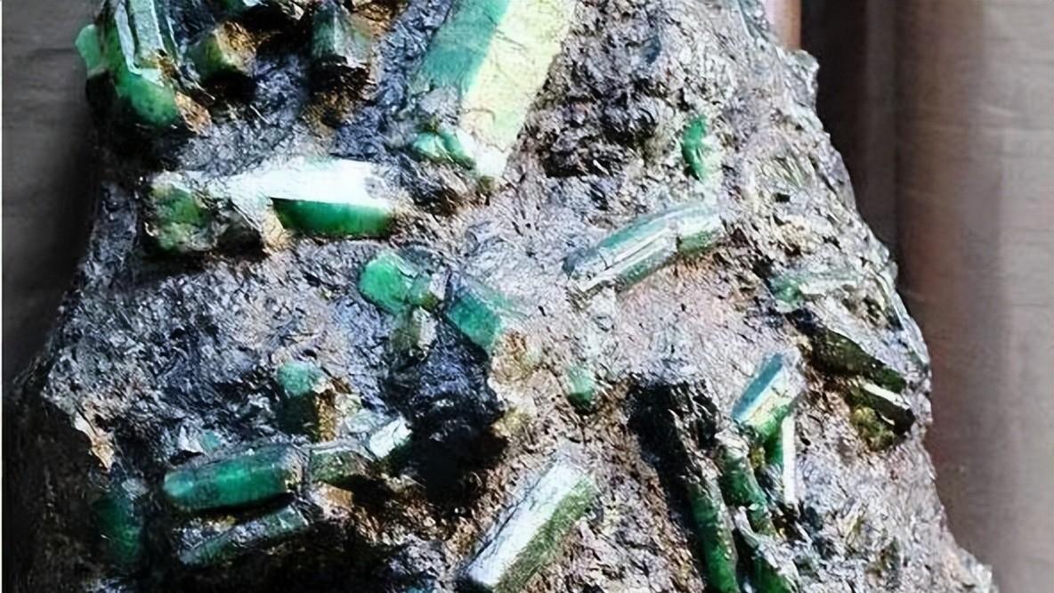 男子捡到价值1个亿美元的奇石，却高兴不起来