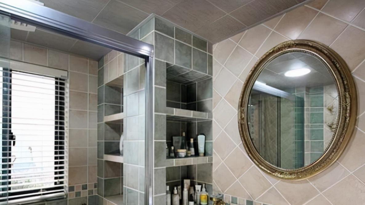 卫生间不要再装置物架了，现在盛行壁龛设计，后悔我家发现晚了