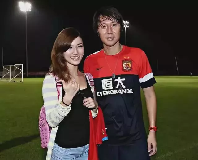 龙菲携女儿定居美国，如今李铁东窗事发，妻子欲离婚保财产