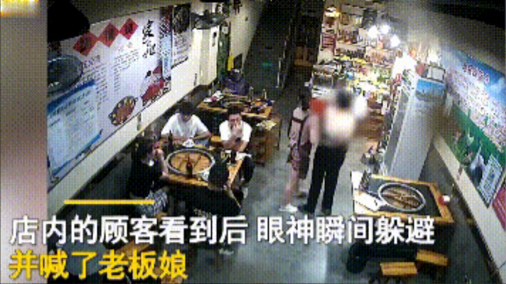 河南郑州，3男1女去餐馆吃饭，在等待上菜时，突然门外走进来一名女子