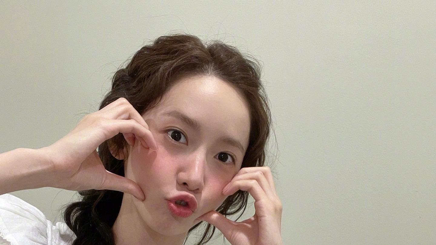 |少女时代允儿睡衣照，红脸颊小鹿颜值，无愧女团C位，萌萌少女心