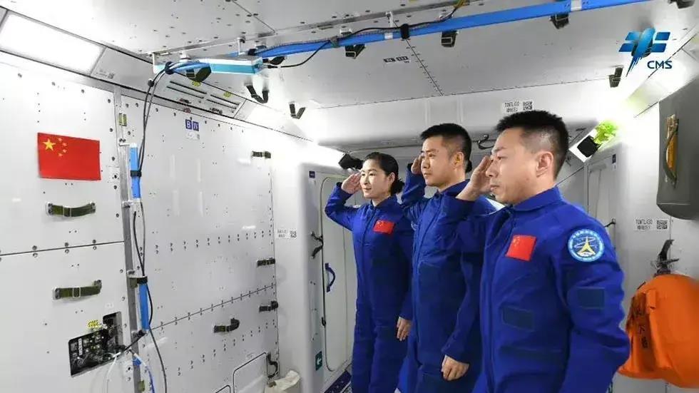 神十四太空授课，陈冬做“扳手翻转”实验，苏联曾保密10年