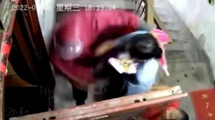 强行发生性关系怎么可能\无大碍\! 雨衣男案不是家务事
