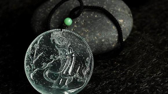 翡翠|翡翠上的缺陷也会受人喜爱，翡翠上有了这些缺陷，价值会翻倍