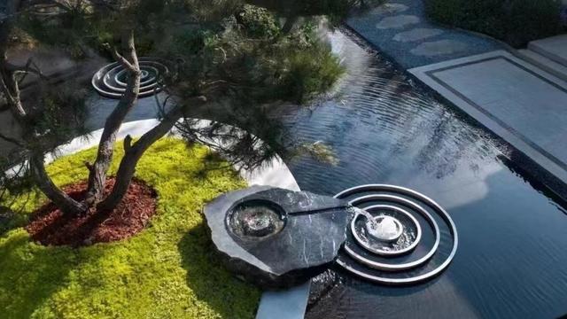 园林|黑山石是一种大自然山上独特地貌形成的野山石