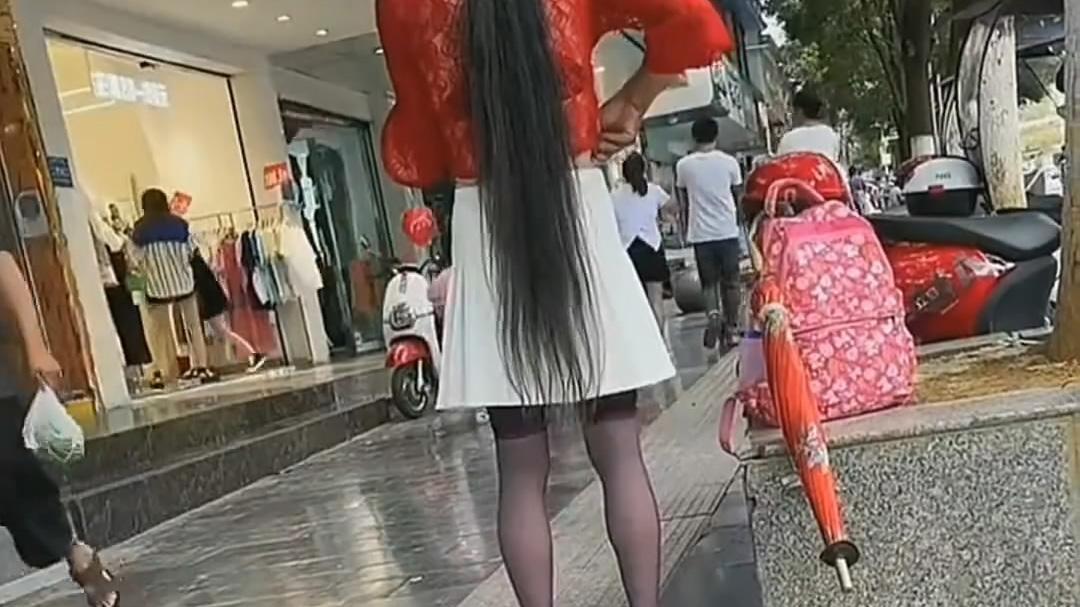 男子离婚后精神失常，穿着妻子的服装到处游荡，40万积蓄打了水漂