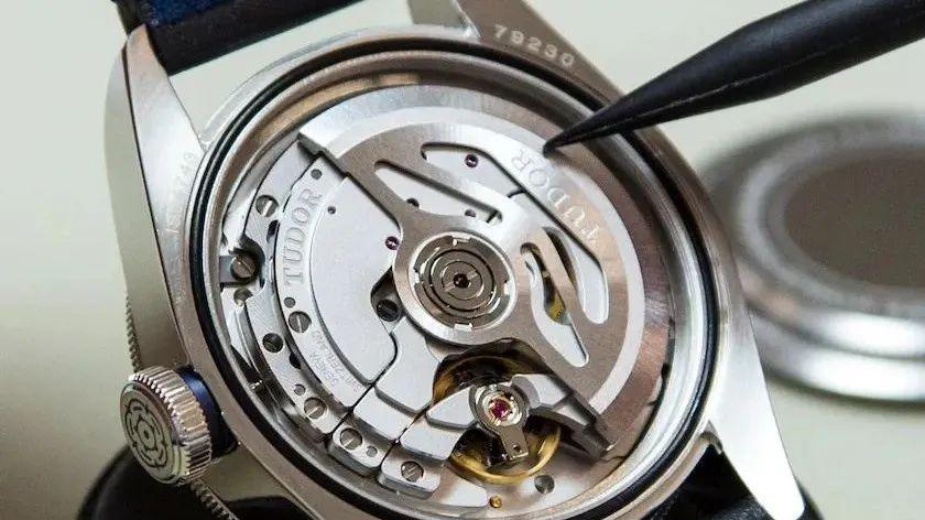 |买高级手表时，选择通用机芯还是自产机芯更好？
