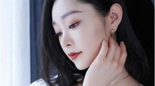 女明星防晒有多夸张？宋轶一天用光六瓶防晒霜，这皮肤状态绝了！