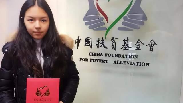 李咏|李咏女儿近照曝光，小时候被称为“最丑星二代”，如今亭亭玉立