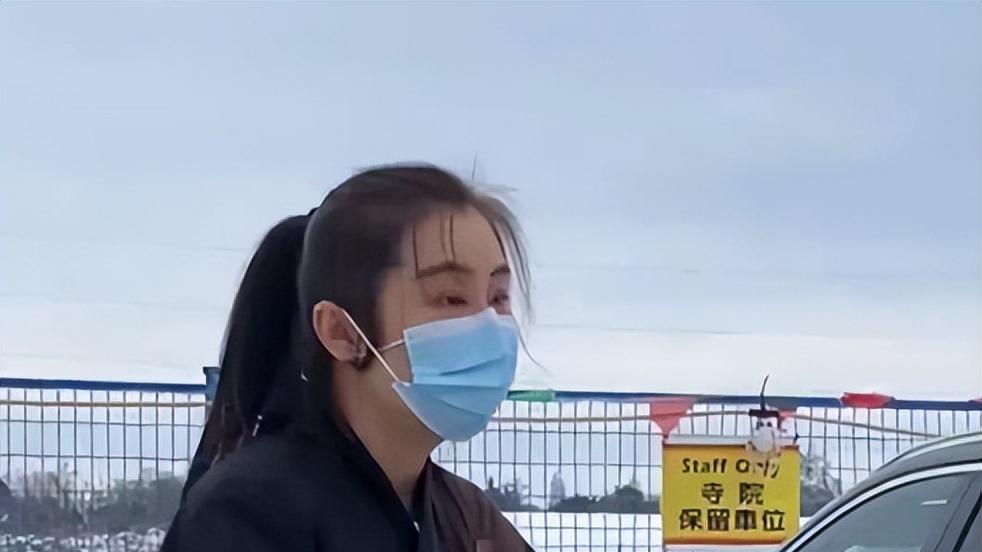 王祖贤|王祖贤温哥华修行，白发明显气质仍出众，皮肤白里透红如仙女下凡