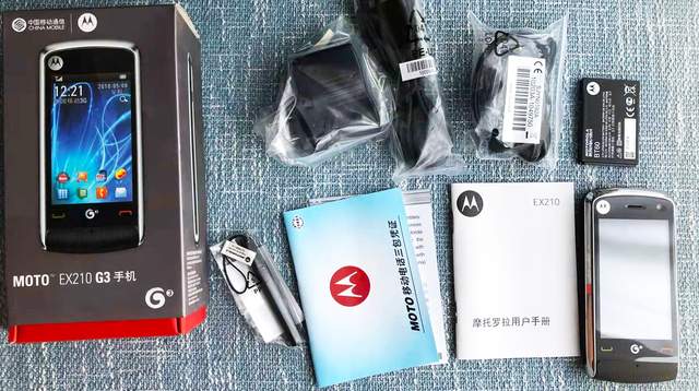 realme|将塑料机身设计出高级感，这台摩托罗拉直板机，像智能机一样好用