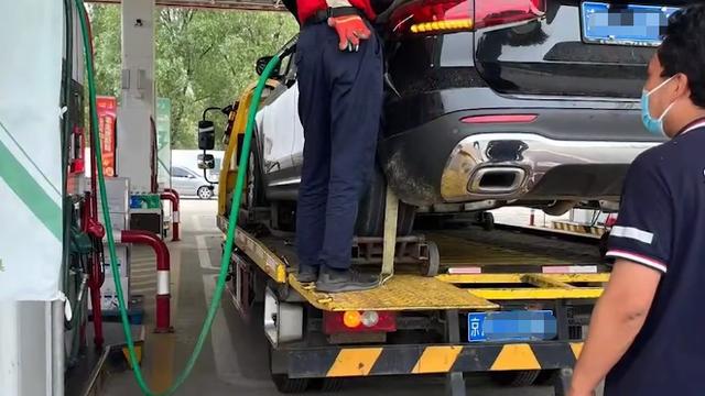 天津一女子开车离加油站30米没油了，无奈叫拖车：最麻烦的办法！