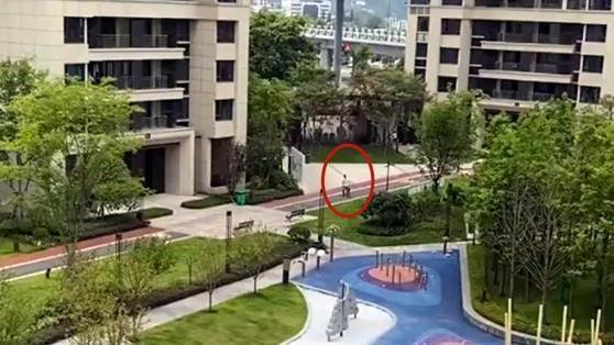 |重庆男子钓18斤大鱼，在小区转圈不回家，网友：家庭地位一目了然